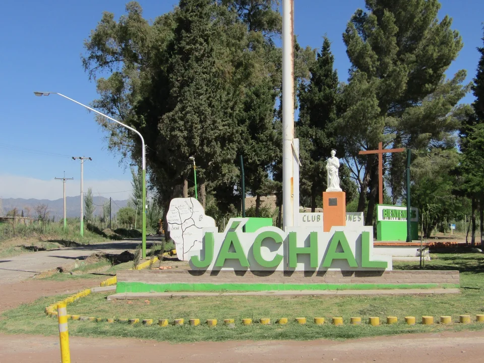 Paisaje del departamento de Jáchal en San Juan, con montañas y vegetación local.