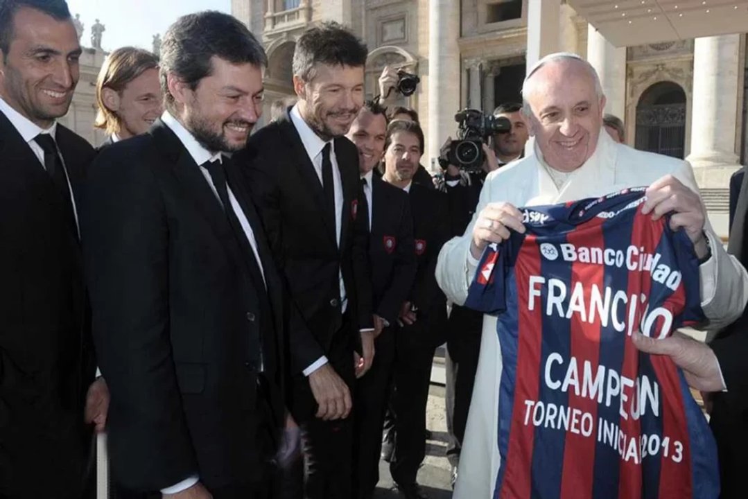 Murió el Papa: el amor de Francisco por San Lorenzo