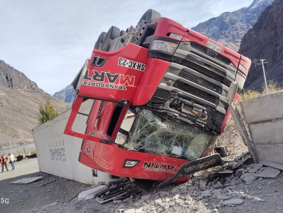Tremendo: un camión se dio vuelta de camino a Chile