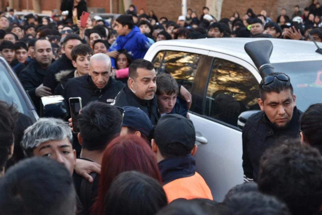 Peter Regalos definió el lugar donde estará regalando 6 iPhones - Diario 13 San  Juan