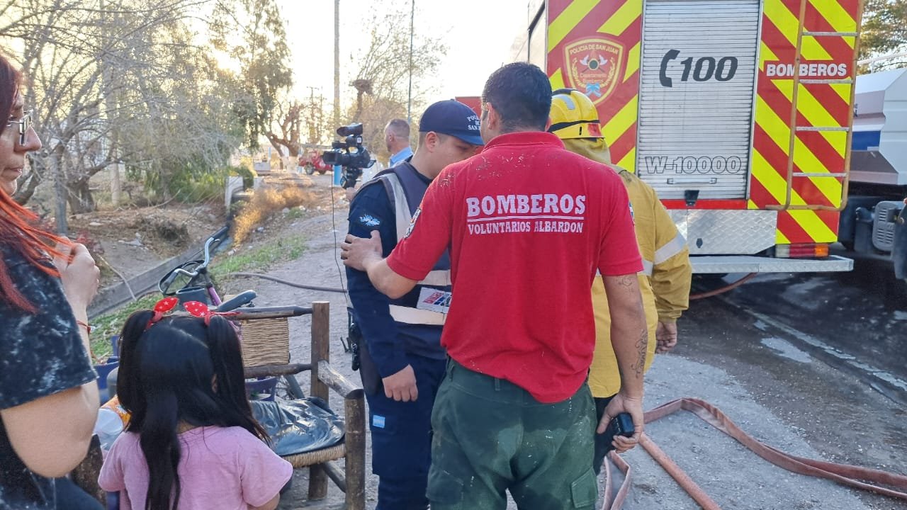 “No quiero ni ver”: la angustia de una mujer tras el incendio de su casa